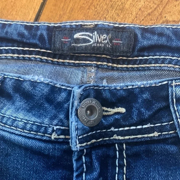 Stylish Blue Distressed Women Jeans - Picture 4 of 8